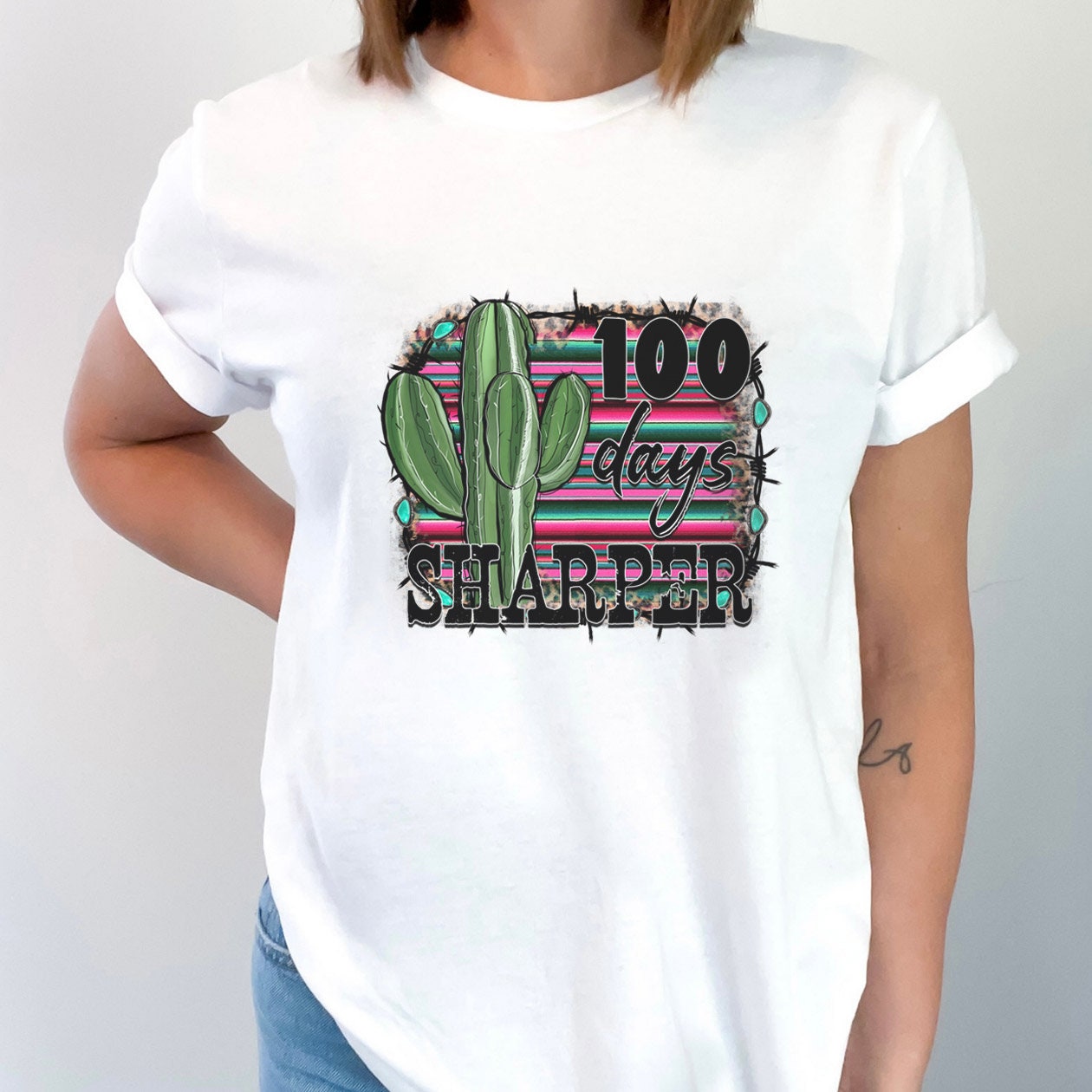 T-shirt 100 jours plus net, t-shirts 100 jours d'école, t-shirt cadeau pour les enseignants, cadeaux scolaires, t-shirts graphiques 100e jour, t-shirt avec cactus western