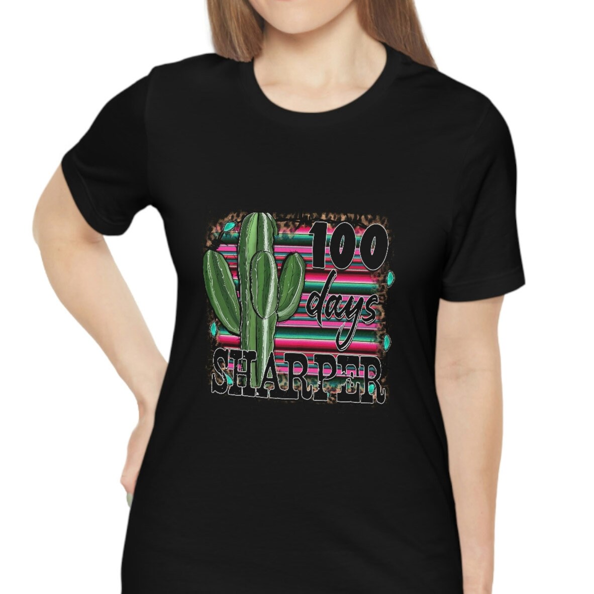 T-shirt 100 jours plus net, t-shirts 100 jours d'école, t-shirt cadeau pour les enseignants, cadeaux scolaires, t-shirts graphiques 100e jour, t-shirt avec cactus western