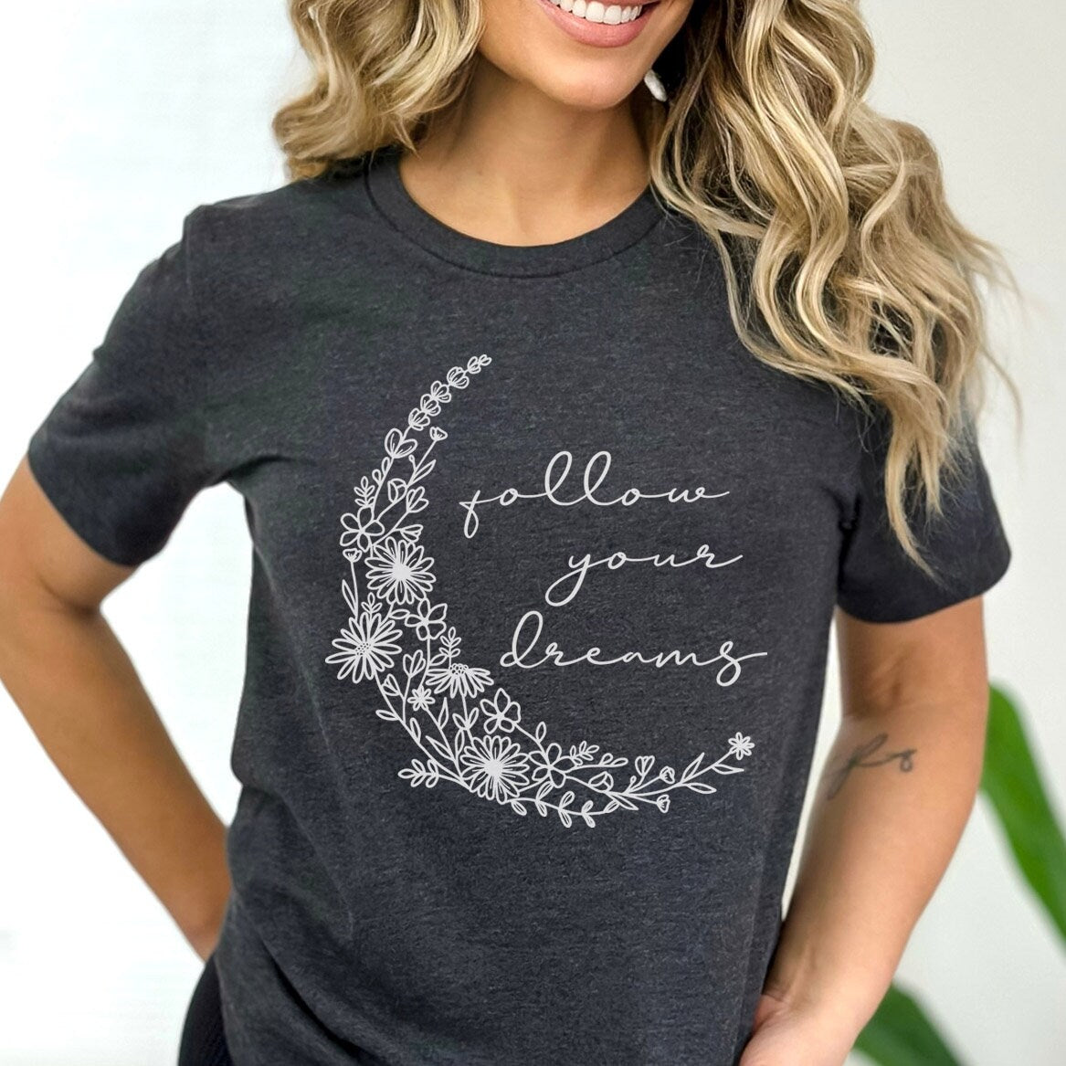 T-shirt « Follow Your Dreams Crescent Flowers », T-shirt bohème, T-shirt inspirant, T-shirt bohème, T-shirt floral, T-shirt cadeau pour elle