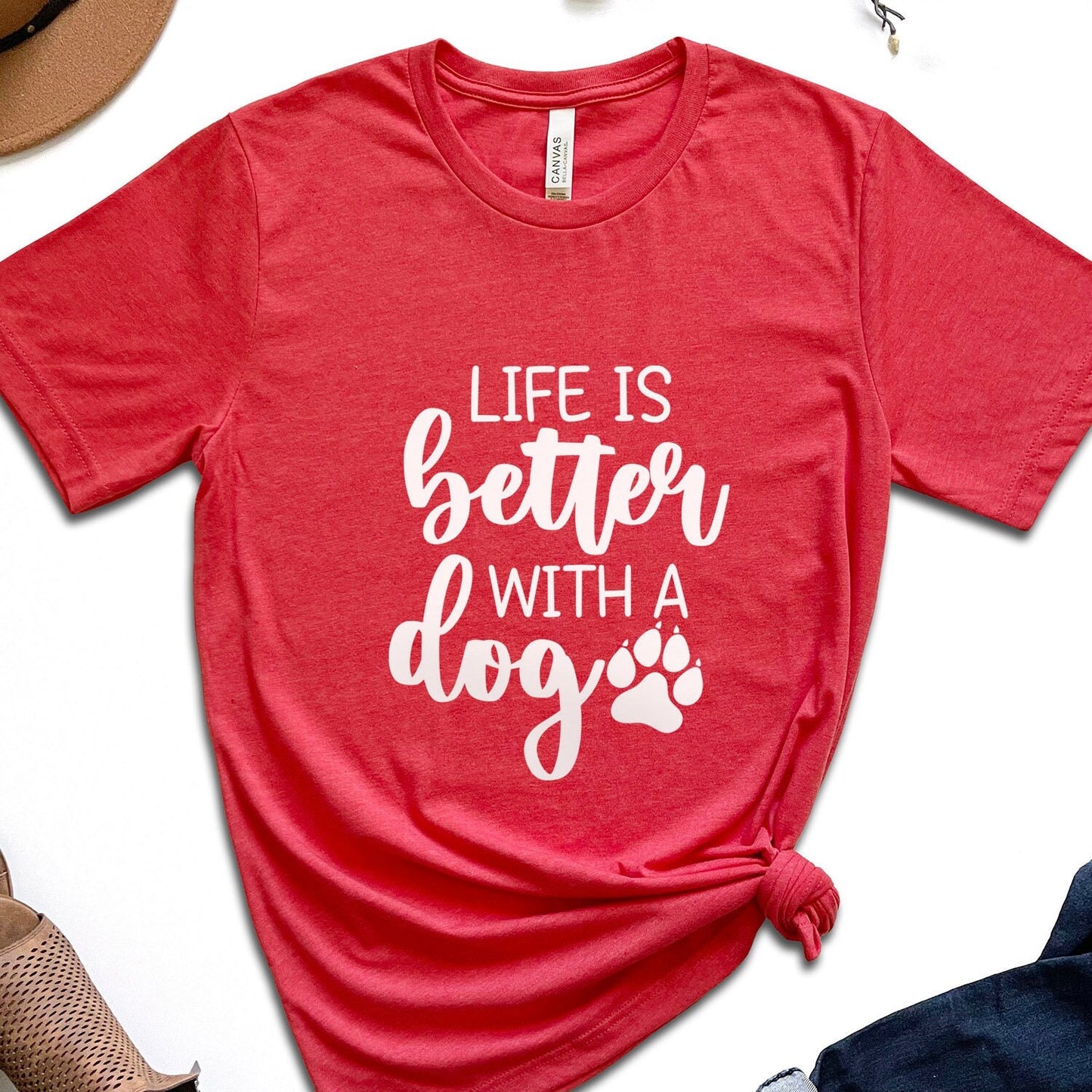 La vie est meilleure avec un t-shirt pour chien, t-shirt avec dictons, t-shirt avec citation drôle de chien, t-shirt avec dicton de chien, t-shirt pour propriétaire de chien, t-shirt pour amoureux des animaux