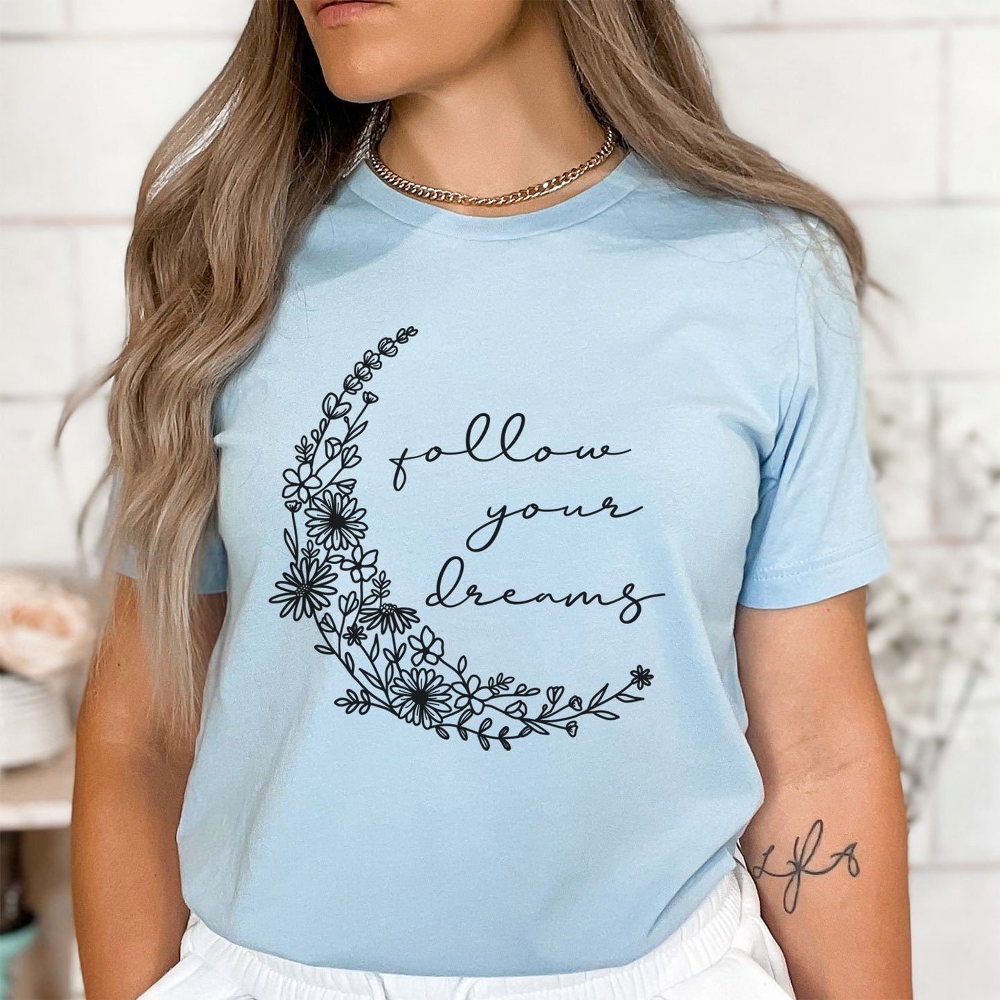 T-shirt « Follow Your Dreams Crescent Flowers », T-shirt bohème, T-shirt inspirant, T-shirt bohème, T-shirt floral, T-shirt cadeau pour elle