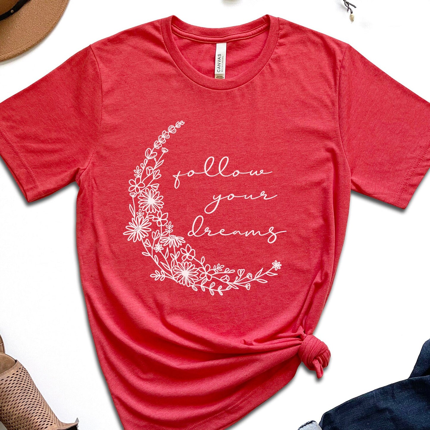 T-shirt « Follow Your Dreams Crescent Flowers », T-shirt bohème, T-shirt inspirant, T-shirt bohème, T-shirt floral, T-shirt cadeau pour elle