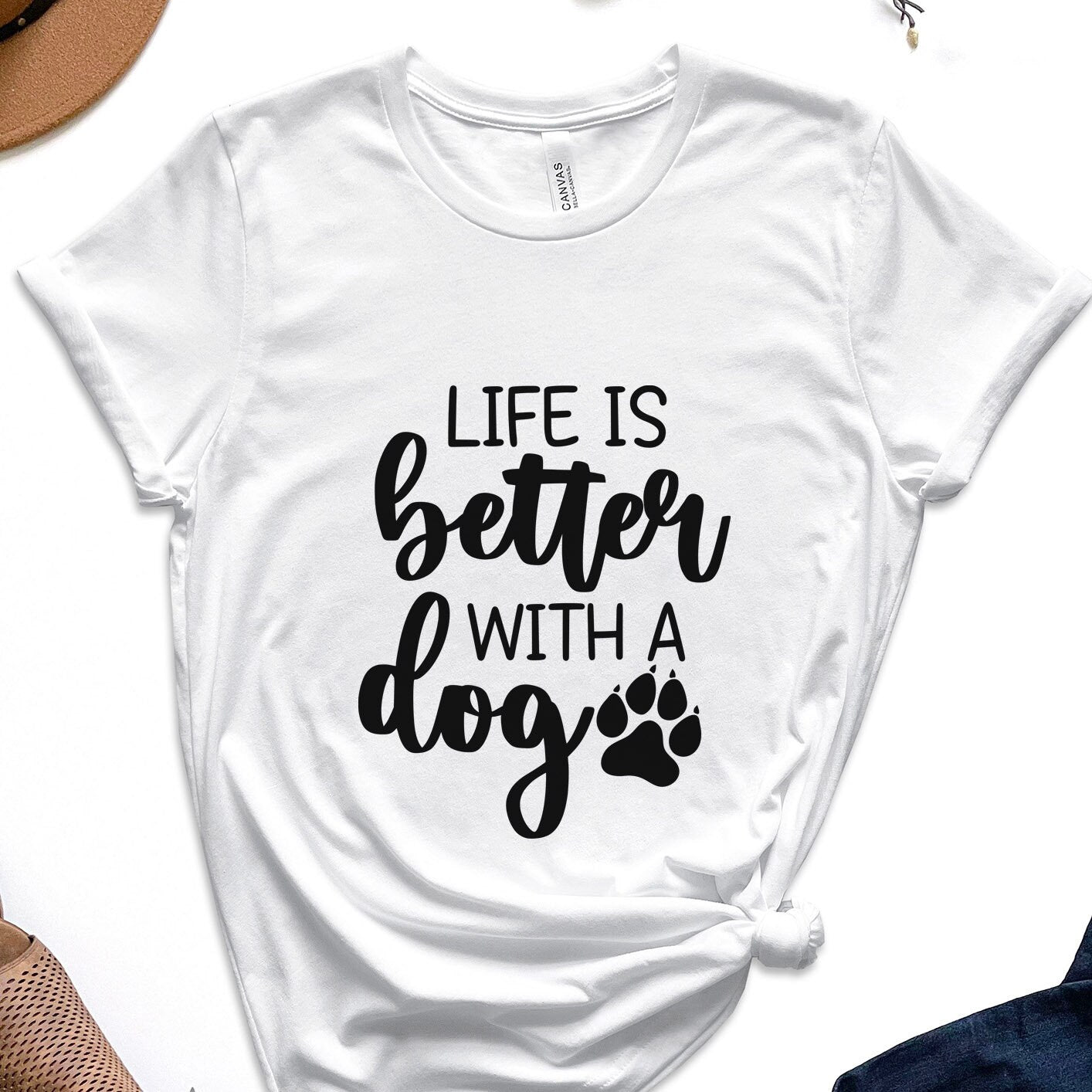 La vie est meilleure avec un t-shirt pour chien, t-shirt avec dictons, t-shirt avec citation drôle de chien, t-shirt avec dicton de chien, t-shirt pour propriétaire de chien, t-shirt pour amoureux des animaux