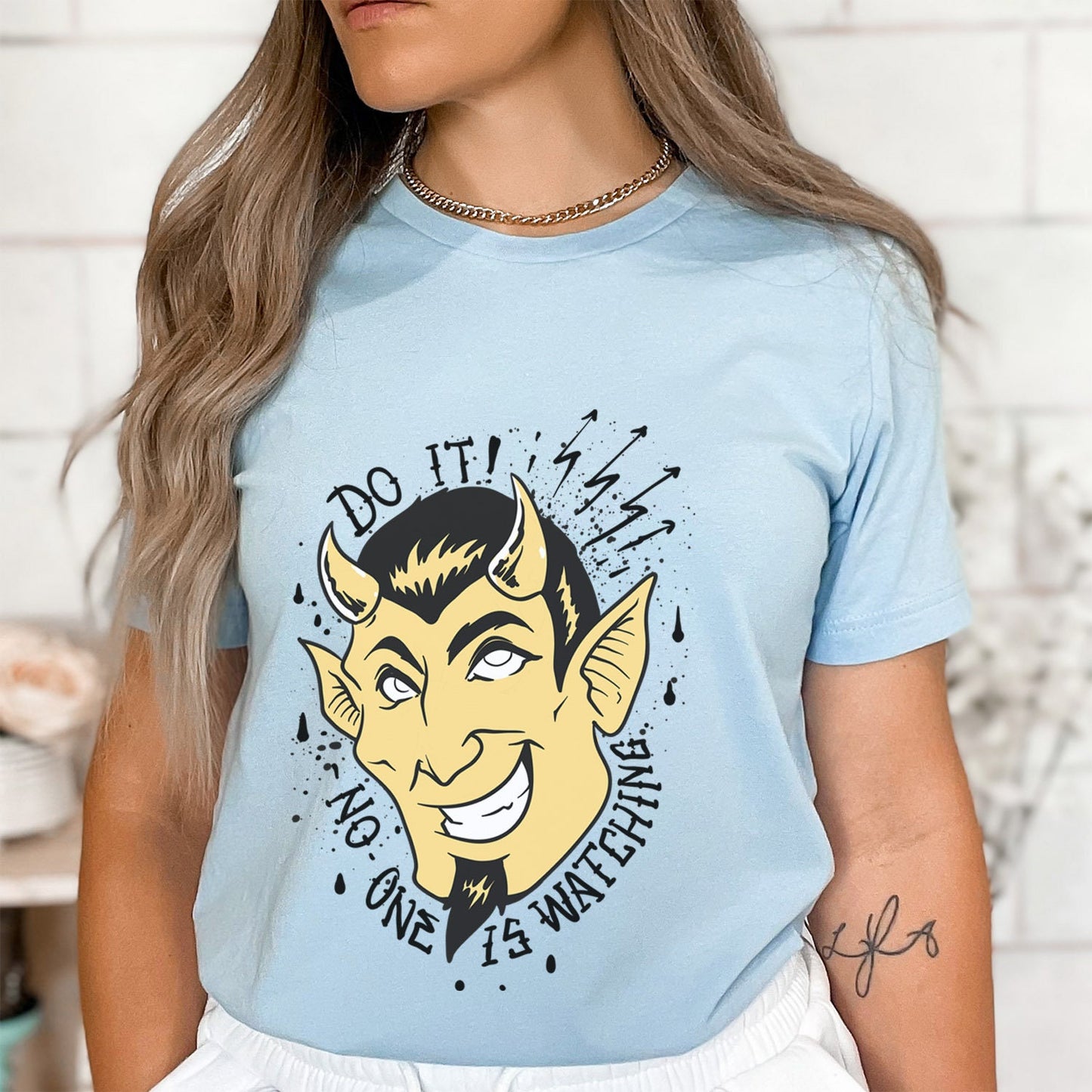 T-shirt drôle de diable, T-shirt fais-le, personne ne regarde, T-shirt humoristique, T-shirt drôle, T-shirt avec dicton, diable drôle prêt à tenter votre âme