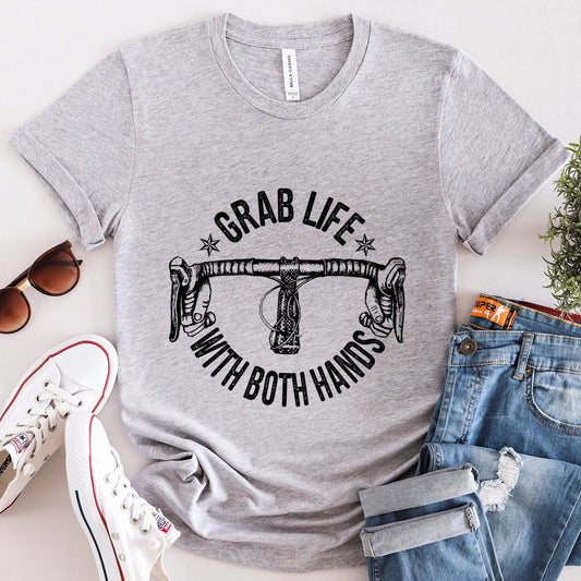 T-shirt de motard, T-shirt « Saisissez la vie à deux mains », T-shirt inspirant, T-shirt avec citation sur le style de vie, T-shirt de voyageur, T-shirt pour amoureux de la nature