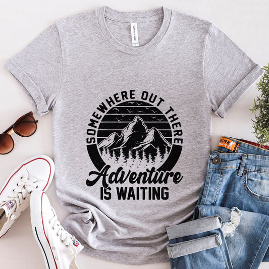 T-shirt Adventure is Waiting, T-shirt de voyageur, T-shirt d'amoureux de la nature, T-shirt de plein air, T-shirts de camping, T-shirt avec montagnes