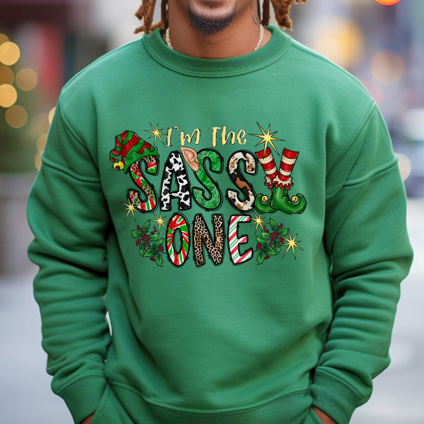 Je suis le Sassy One Sweatshirt de Noël, T-shirt elfe, Sweat-shirt cadeau de vacances, T-shirt Père Noël, Sweat-shirt unisexe, Cadeau pour elle, Cadeau pour lui