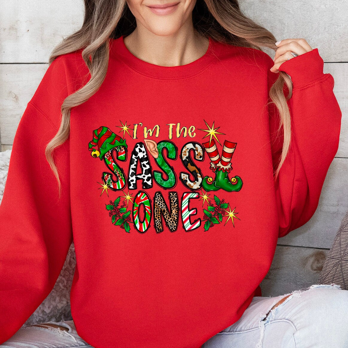 Je suis le Sassy One Sweatshirt de Noël, T-shirt elfe, Sweat-shirt cadeau de vacances, T-shirt Père Noël, Sweat-shirt unisexe, Cadeau pour elle, Cadeau pour lui