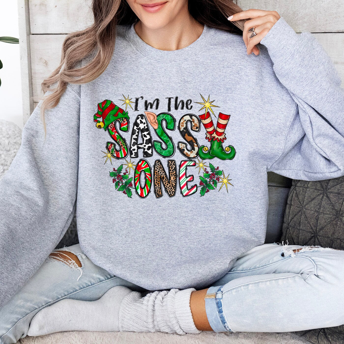 Je suis le Sassy One Sweatshirt de Noël, T-shirt elfe, Sweat-shirt cadeau de vacances, T-shirt Père Noël, Sweat-shirt unisexe, Cadeau pour elle, Cadeau pour lui